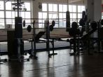 Lår, lægge, knæ, baller, haser og ankler styrkes.  Hele kroppen bliver styrket  Joe´s Boxing Gym har et utal af øvelser hvor benene bliver styrket . De strækker sig fra almindelige benbøjninger, til øvelser med vægte 1-5 kg. og tungere, man bruger vægt- bolde, man springer og hopper der løbes og så er der vores trapper.... Mave/ryg-øvelser er altid obligatorisk på gulvet og de bruges også sekundært i mange andre øvelser, så styrken i begge regioner øges væsentligt. De gentagne skift mellem at slå på sækkene og øvelser på gulvet, gør at arme og skuldre bliver brugt 70-90 % af tiden